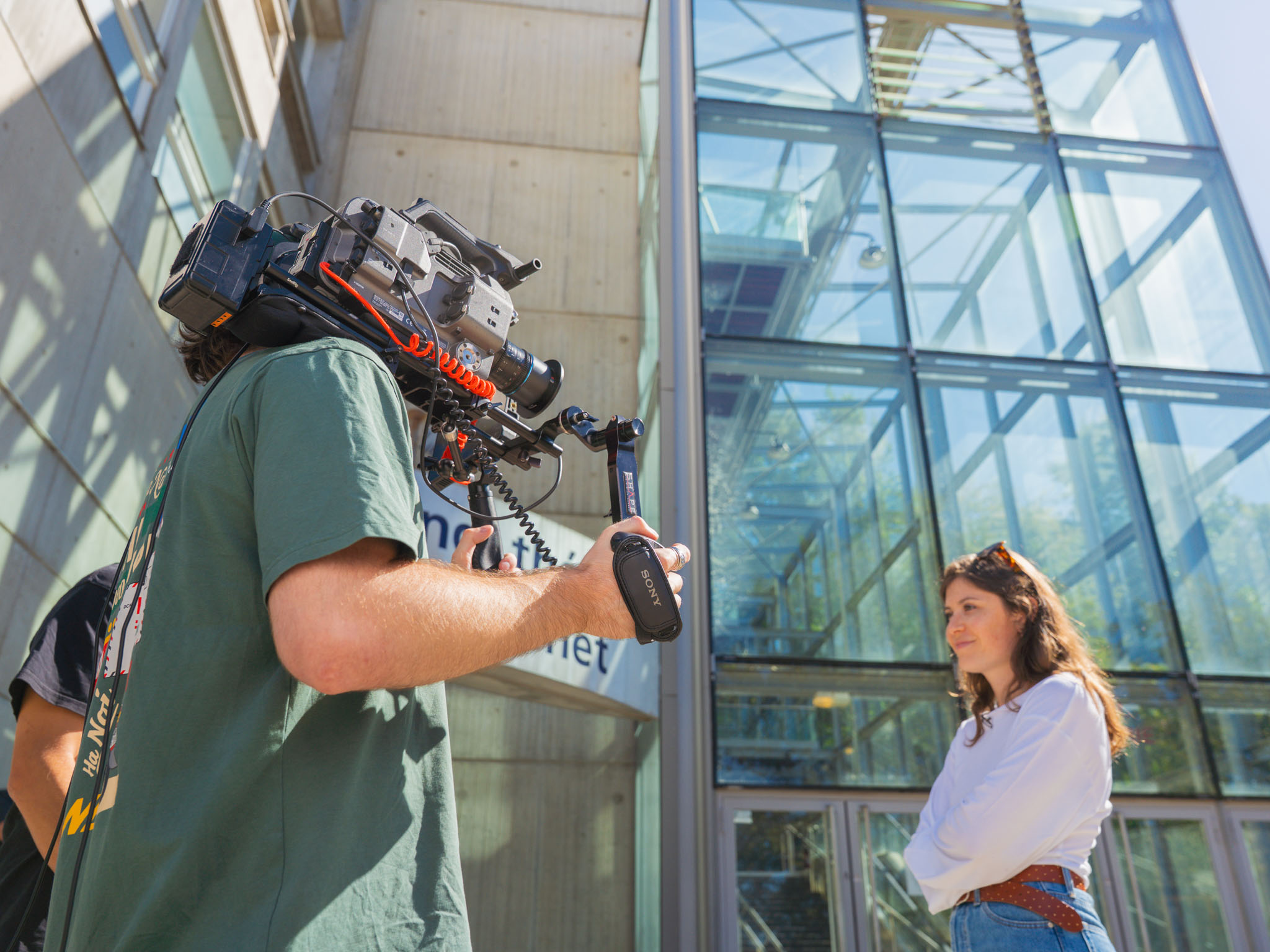 2026 - Teaser Medias - ITW exterieur backstage - rectangle